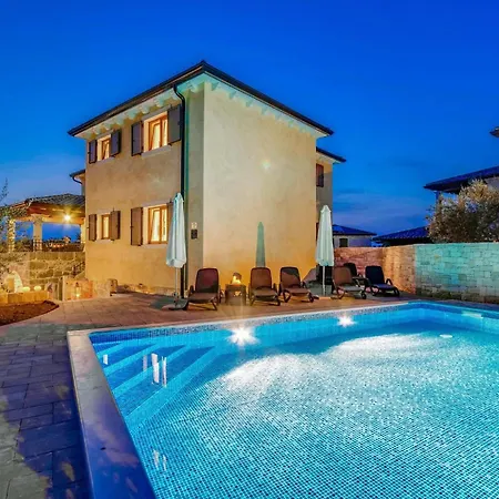 Holiday home Stunning Home In Turcic With Kitchen Vantacici