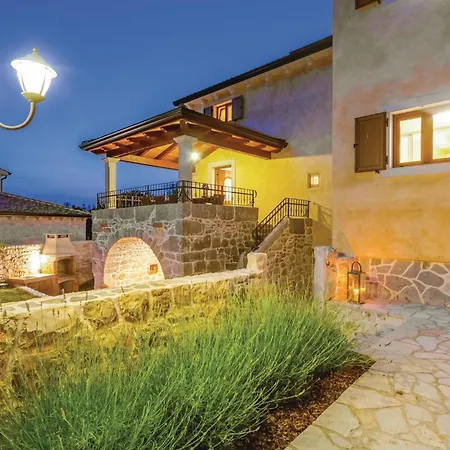 4 Bedroom Beautiful In Turcic Vantacici