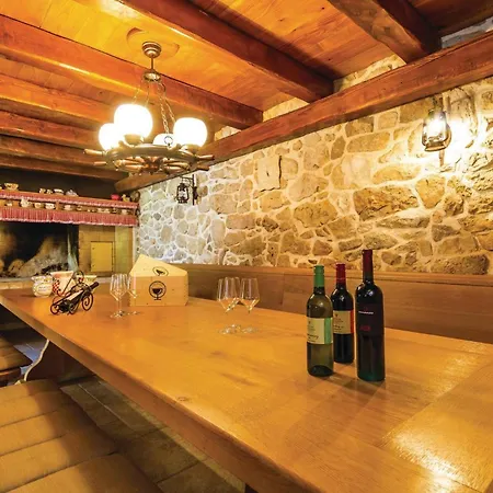 Prázdninový dům 4 Bedroom Beautiful In Turcic *