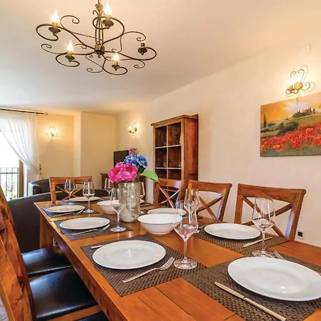 4 Bedroom Beautiful In Turcic Prázdninový dům
