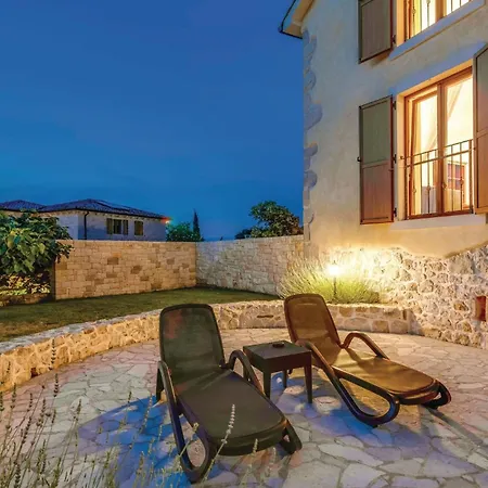 4 Bedroom Beautiful In Turcic Prázdninový dům *