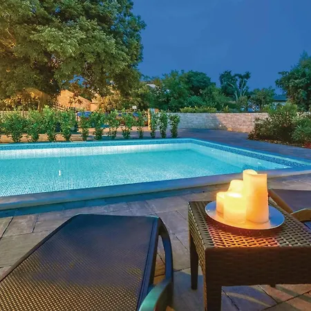 Prázdninový dům 4 Bedroom Beautiful In Turcic Vantacici