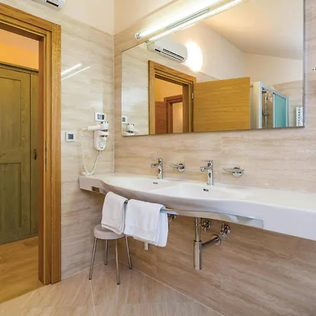 Prázdninový dům 4 Bedroom Beautiful In Turcic *