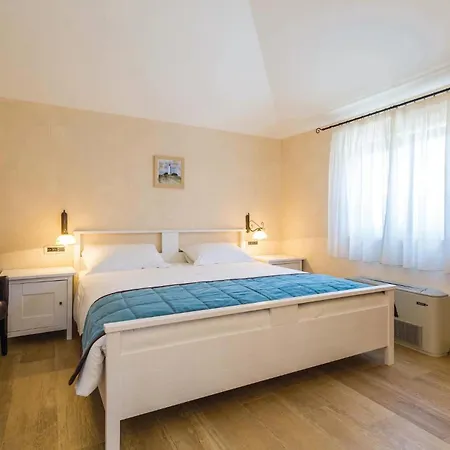 4 Bedroom Beautiful In Turcic Prázdninový dům Vantacici