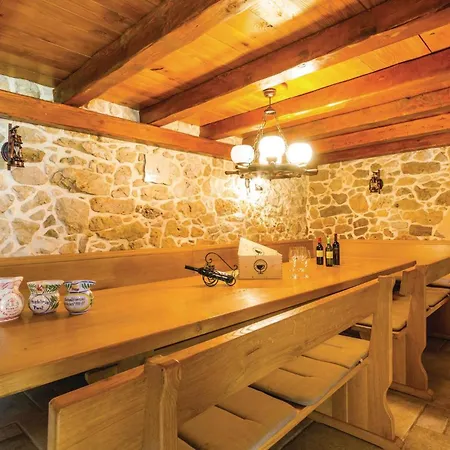 4 Bedroom Beautiful In Turcic Prázdninový dům *