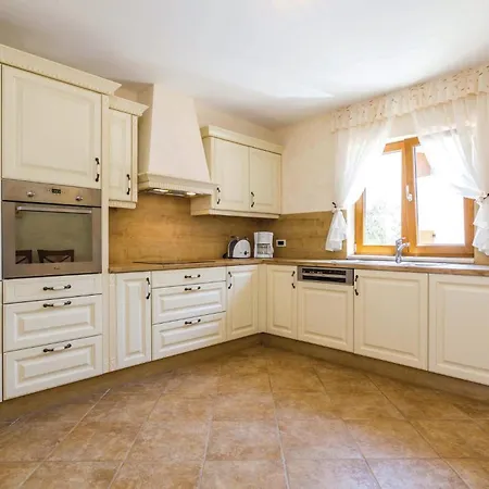 4 Bedroom Beautiful In Turcic Prázdninový dům *