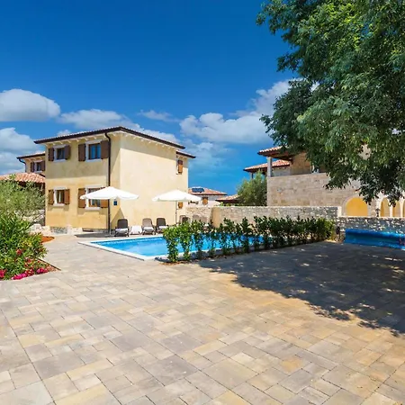 4 Bedroom Beautiful In Turcic Prázdninový dům