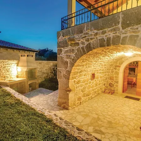 4 Bedroom Beautiful In Turcic Prázdninový dům *