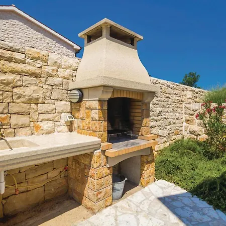 Holiday home Stunning Home In Turcic With Kitchen Vantacici