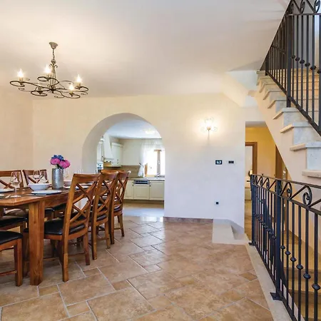 4 Bedroom Beautiful In Turcic Vantacici