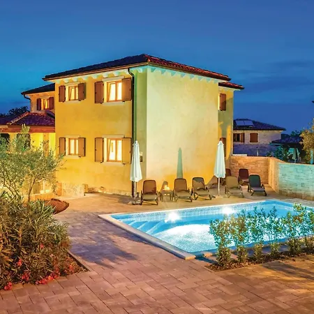 4 Bedroom Beautiful In Turcic Prázdninový dům *