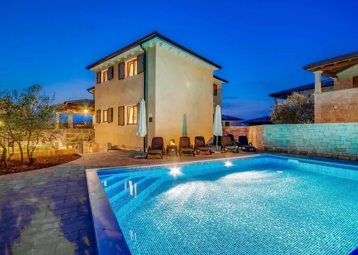 別荘 4 Bedroom Beautiful In Turcic ヴァンタシチ