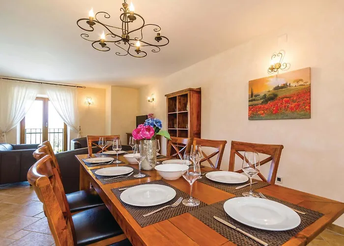 4 Bedroom Beautiful In Turcic 別荘