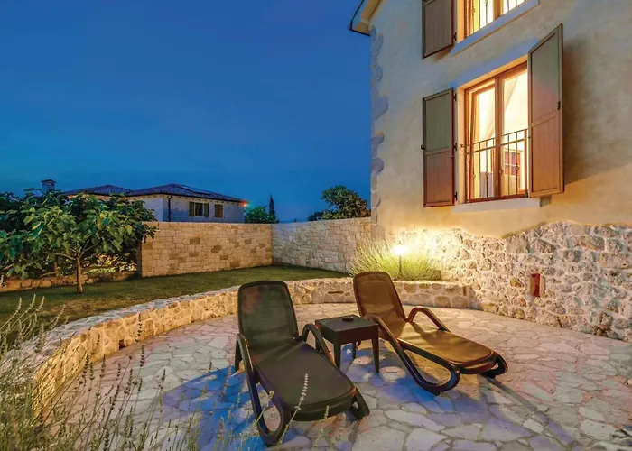 4 Bedroom Beautiful In Turcic 別荘 *