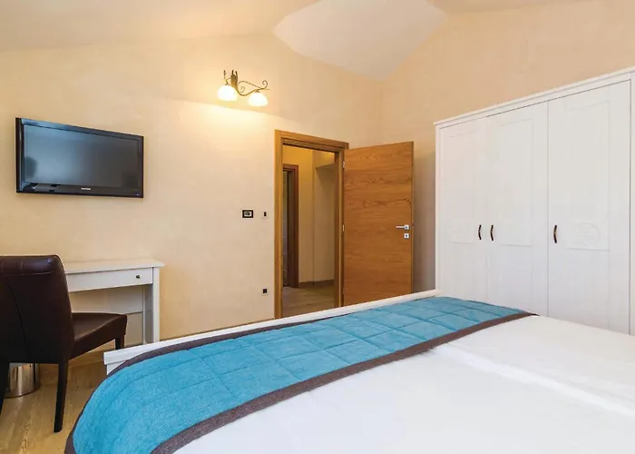 4 Bedroom Beautiful In Turcic 別荘 ヴァンタシチ