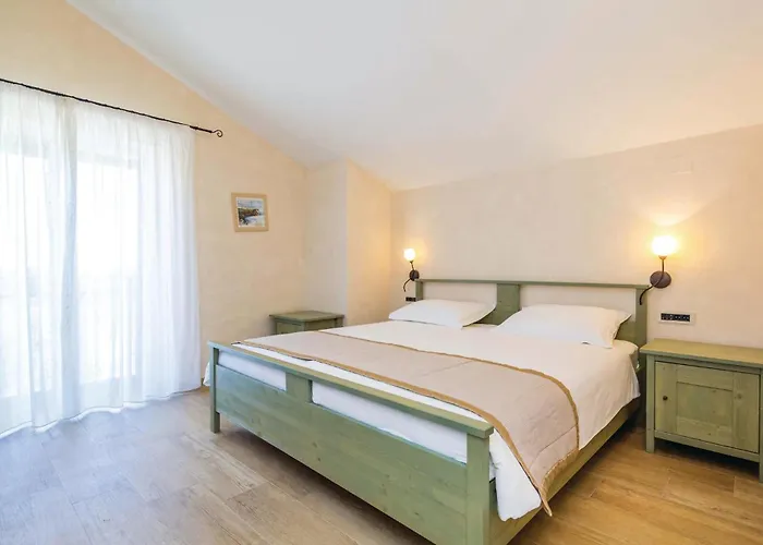 4 Bedroom Beautiful In Turcic 別荘 ヴァンタシチ