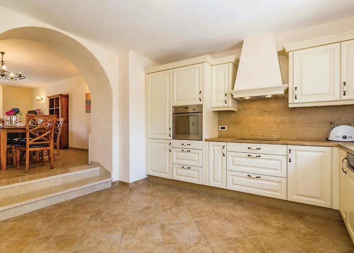 4 Bedroom Beautiful Home In Turcic