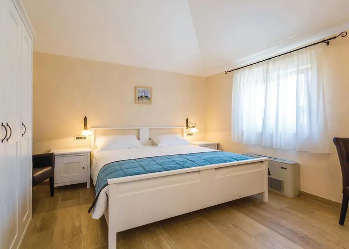 4 Bedroom Beautiful In Turcic 別荘 ヴァンタシチ