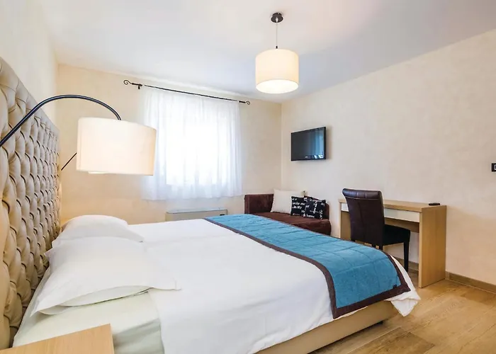 4 Bedroom Beautiful Home In Turcic