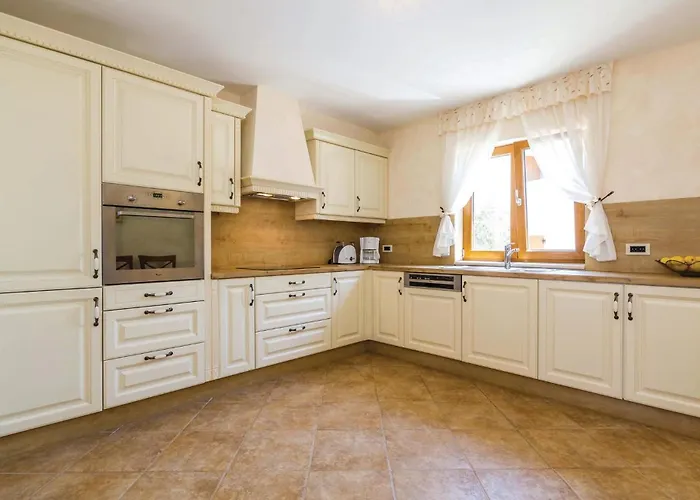 4 Bedroom Beautiful In Turcic 別荘 *