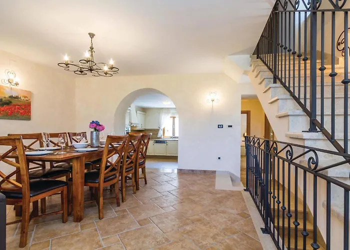 4 Bedroom Beautiful In Turcic ヴァンタシチ